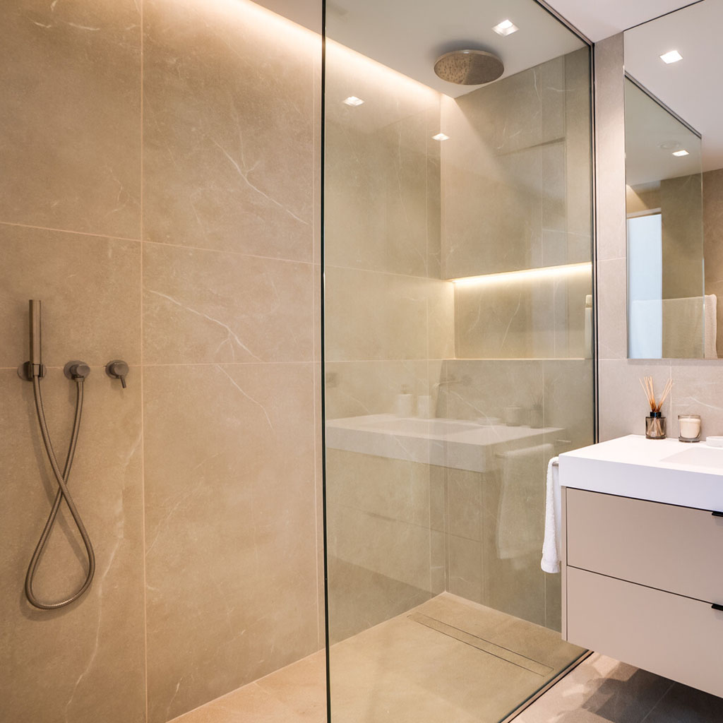 Modernes Badezimmer mit Regendusche und Glaswand in Luxusimmobilie Mallorca