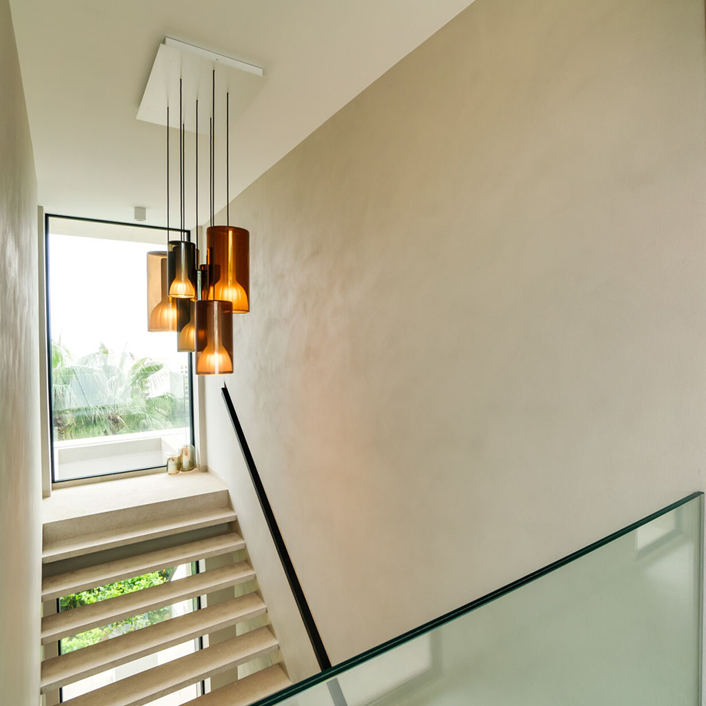 Design-Treppe mit Pendelleuchten in exklusiver Villa auf Mallorca