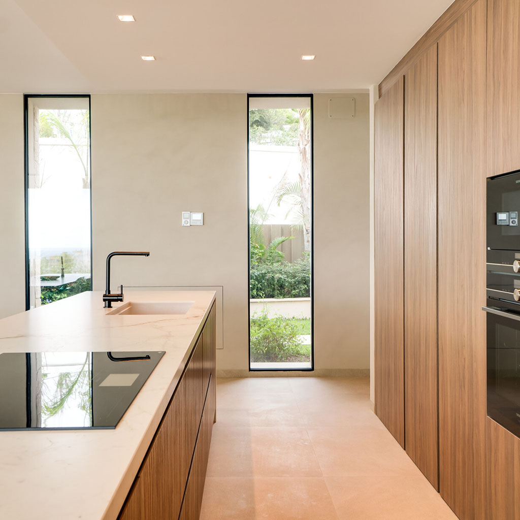 Hochwertige Küche mit Panoramafenstern in moderner Mallorca-Villa
