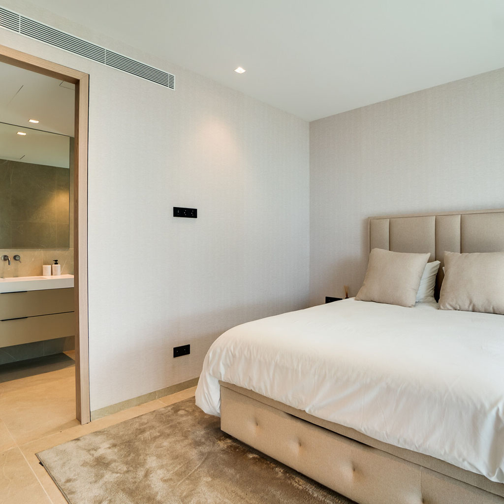 Elegantes Schlafzimmer einer Luxusimmobilie auf Mallorca