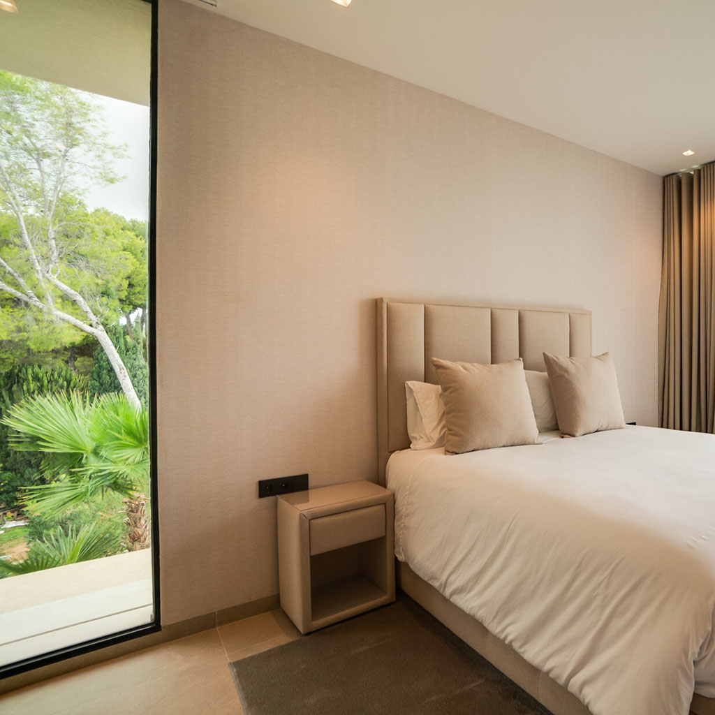 Lichtdurchflutetes Schlafzimmer mit Gartenblick in luxuriöser Villa Mallorca